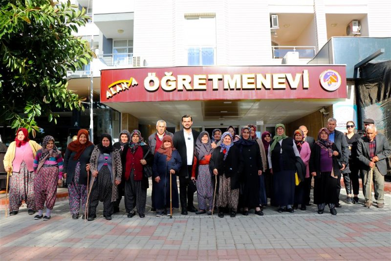 Yaşlılar tarihi mekanları gezdi