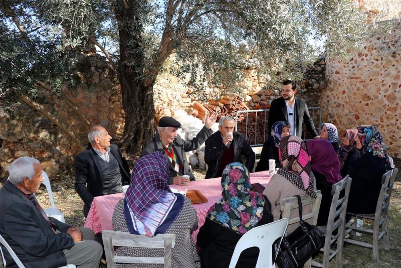 Yaşlılar tarihi mekanları gezdi