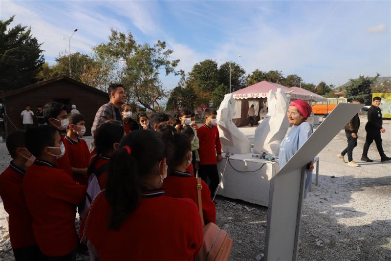 Alanya’da öğrenciler sanatla tanışıyor