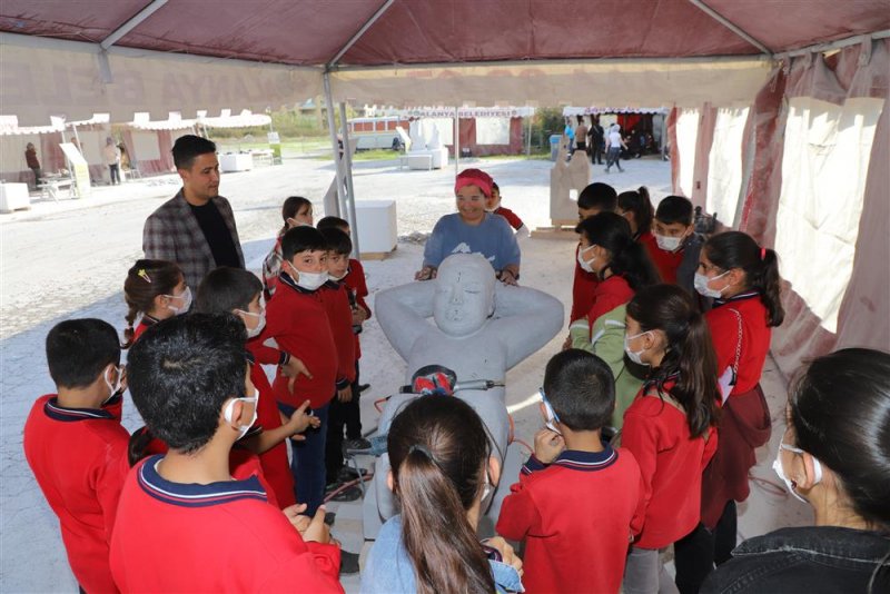 Alanya’da öğrenciler sanatla tanışıyor