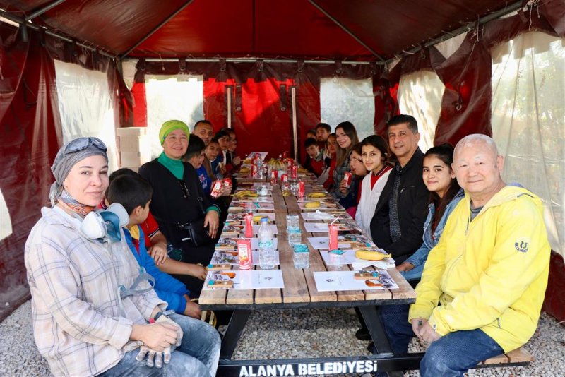 Alanya’da öğrenciler sanatla tanışıyor