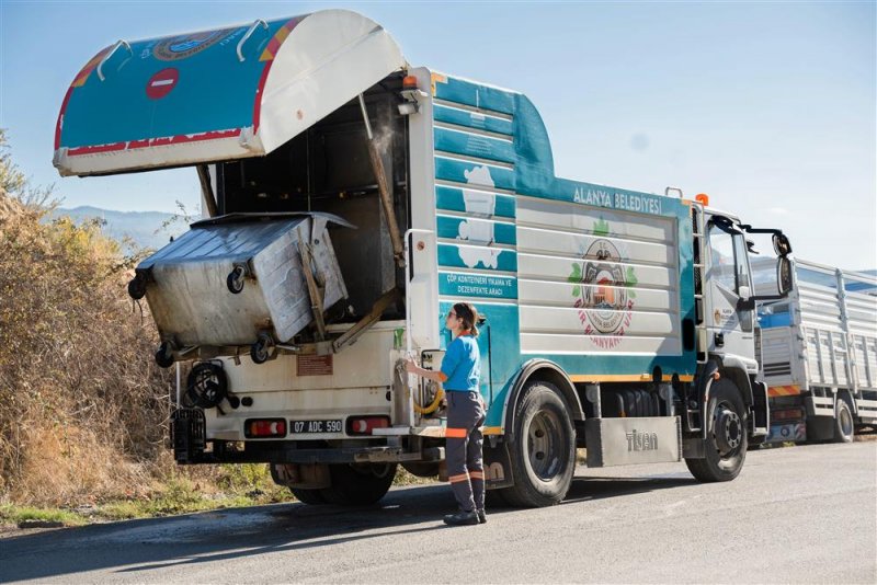 Alanya'nın temizliğine kadın eli değdi