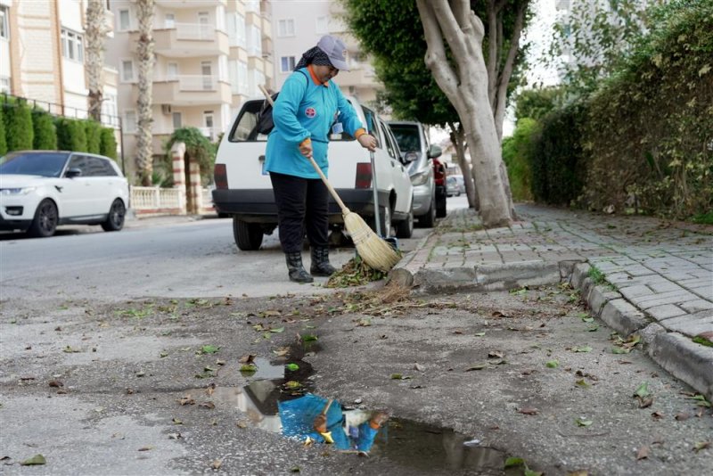 Alanya'nın temizliğine kadın eli değdi