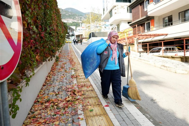 Alanya'nın temizliğine kadın eli değdi