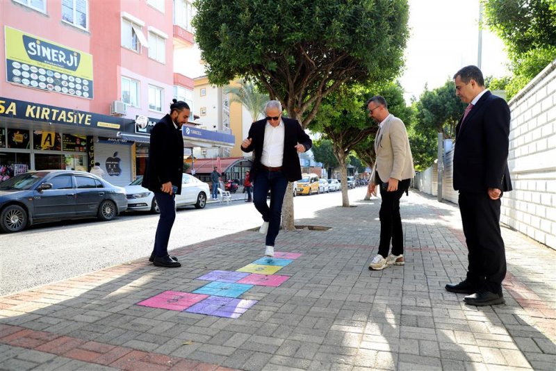 Başkan özçelik öğrencilerle buluştu, esnafı ziyaret etti