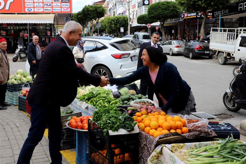 Başkan özçelik öğrencilerle buluştu, esnafı ziyaret etti