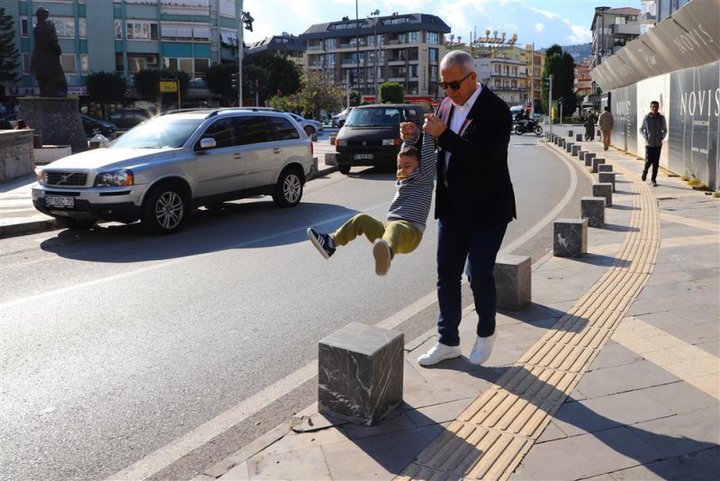 Başkan özçelik öğrencilerle buluştu, esnafı ziyaret etti