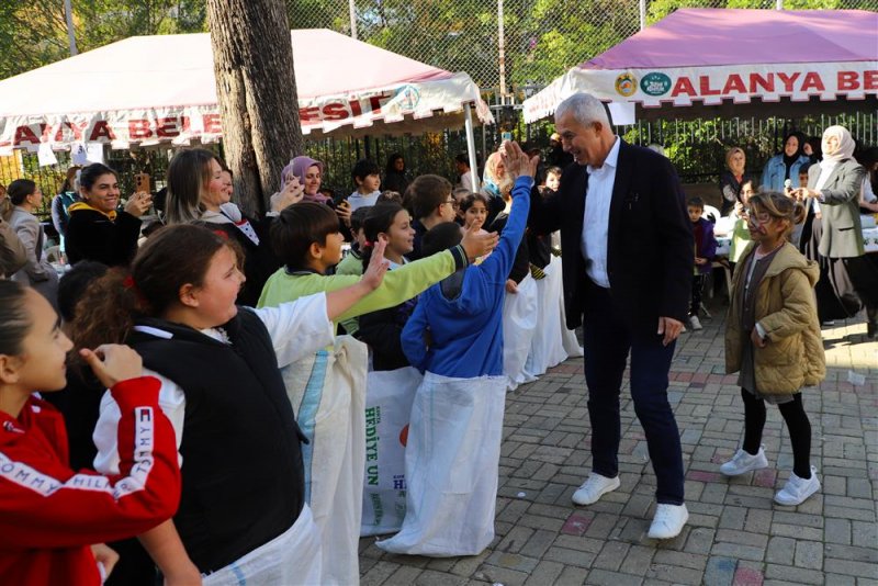 Başkan özçelik öğrencilerle buluştu, esnafı ziyaret etti