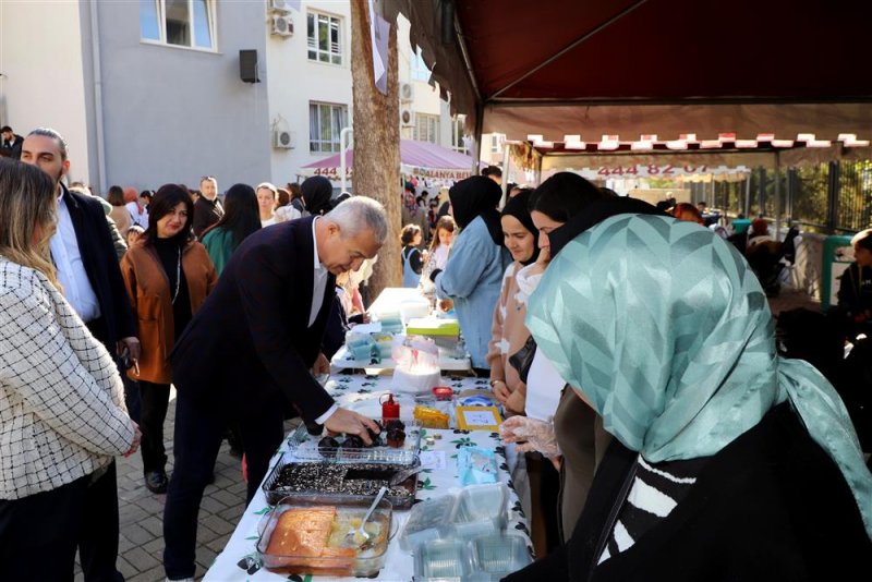 Başkan özçelik öğrencilerle buluştu, esnafı ziyaret etti