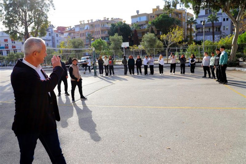 Başkan özçelik öğrencilerle buluştu, esnafı ziyaret etti