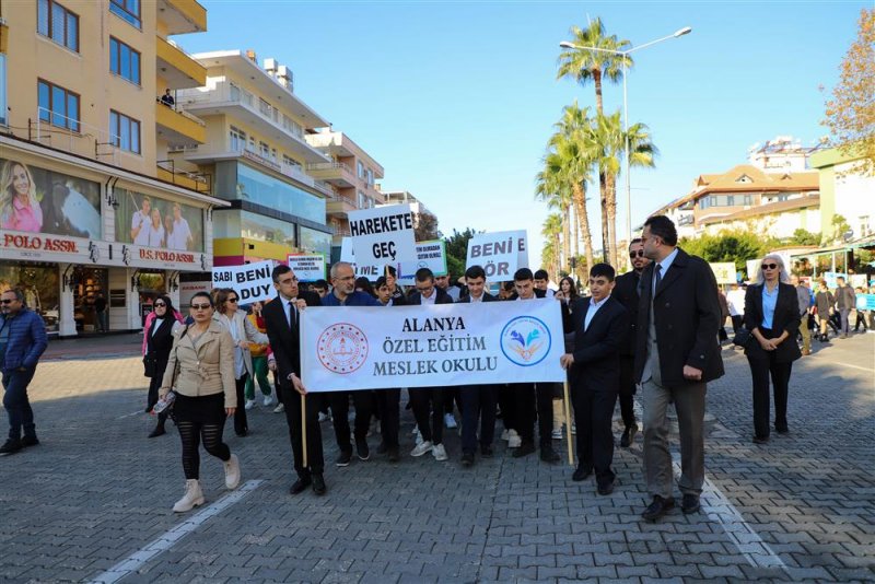 Engelli bireyler farkındalık için yürüdü