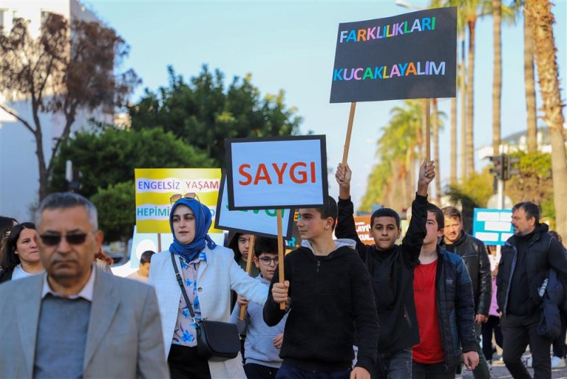 Engelli bireyler farkındalık için yürüdü