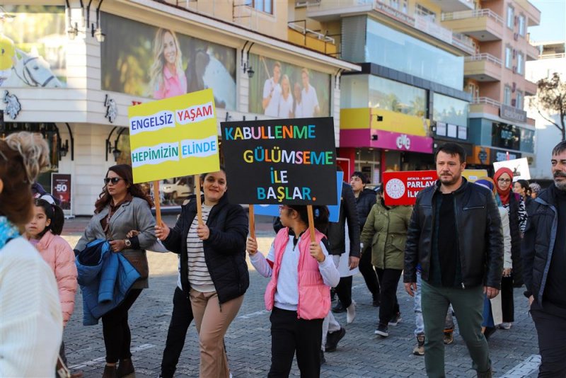 Engelli bireyler farkındalık için yürüdü