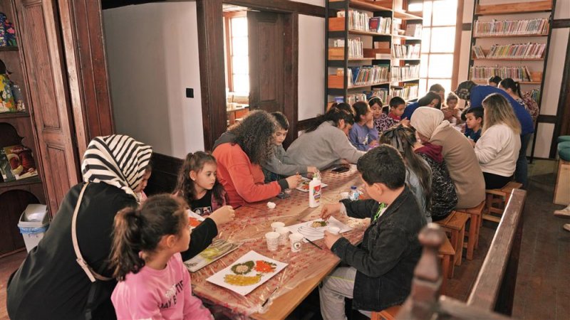 Alanya belediyesi çocuk kütüphanesi'nden öğrenciler için tam mesai