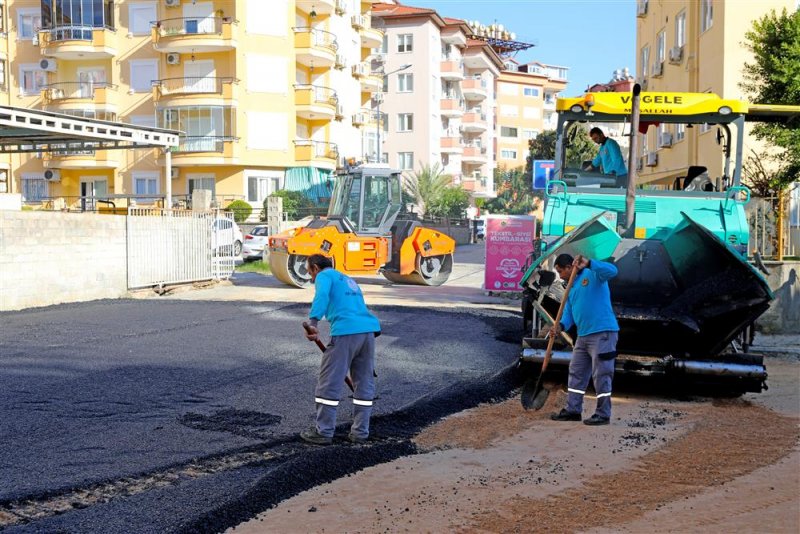 Alanya belediyesi'nin sıcak asfalt çalışmaları sürüyor