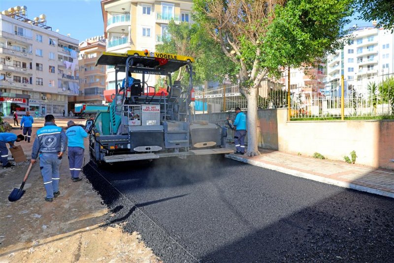 Alanya belediyesi'nin sıcak asfalt çalışmaları sürüyor