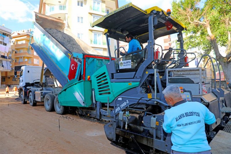 Alanya belediyesi'nin sıcak asfalt çalışmaları sürüyor