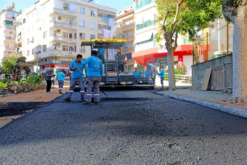 Alanya belediyesi'nin sıcak asfalt çalışmaları sürüyor