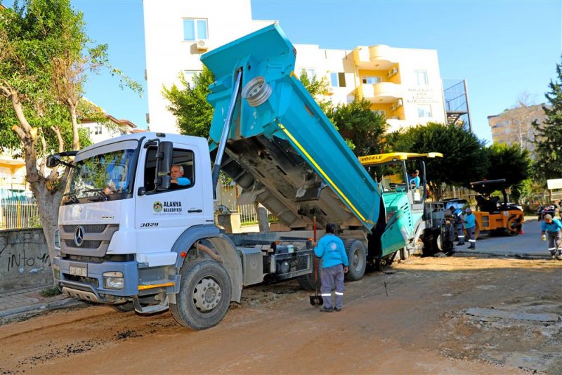 Alanya belediyesi'nin sıcak asfalt çalışmaları sürüyor