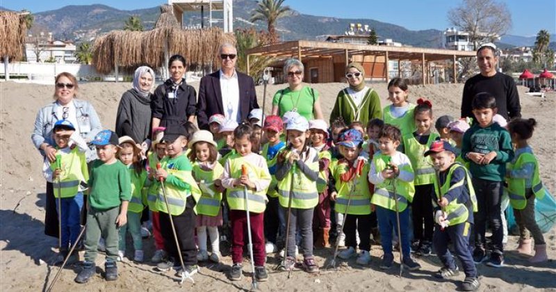 Çocuklar başkan özçelik’le sahili temizledi