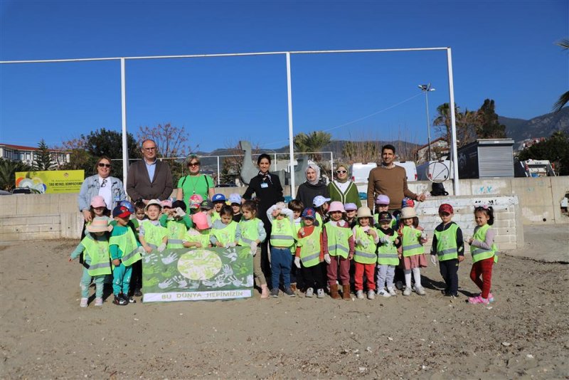 Çocuklar başkan özçelik’le sahili temizledi