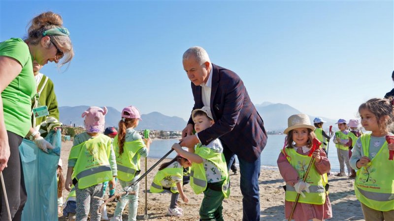 Çocuklar başkan özçelik’le sahili temizledi