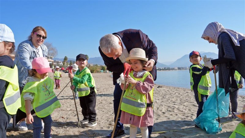 Çocuklar başkan özçelik’le sahili temizledi