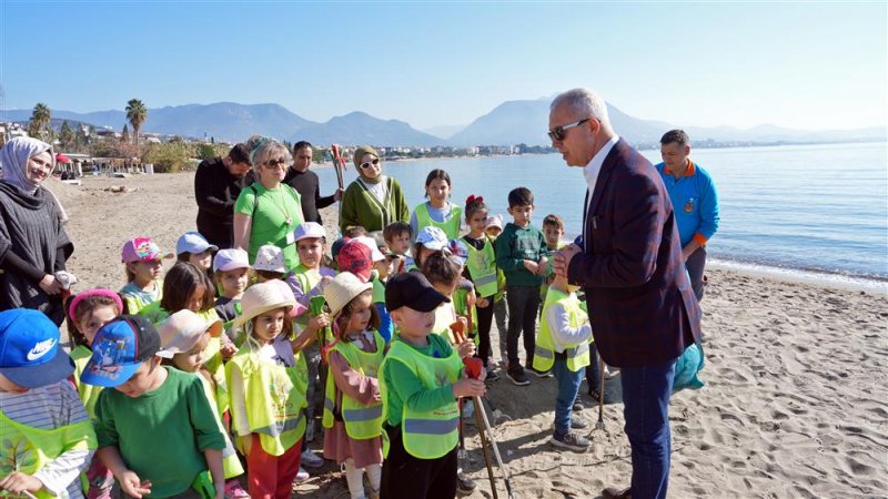 Çocuklar başkan özçelik’le sahili temizledi