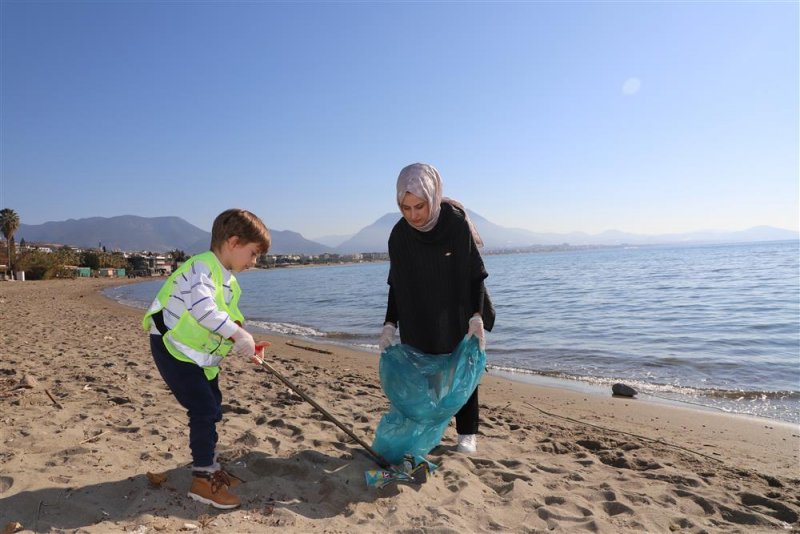 Çocuklar başkan özçelik’le sahili temizledi