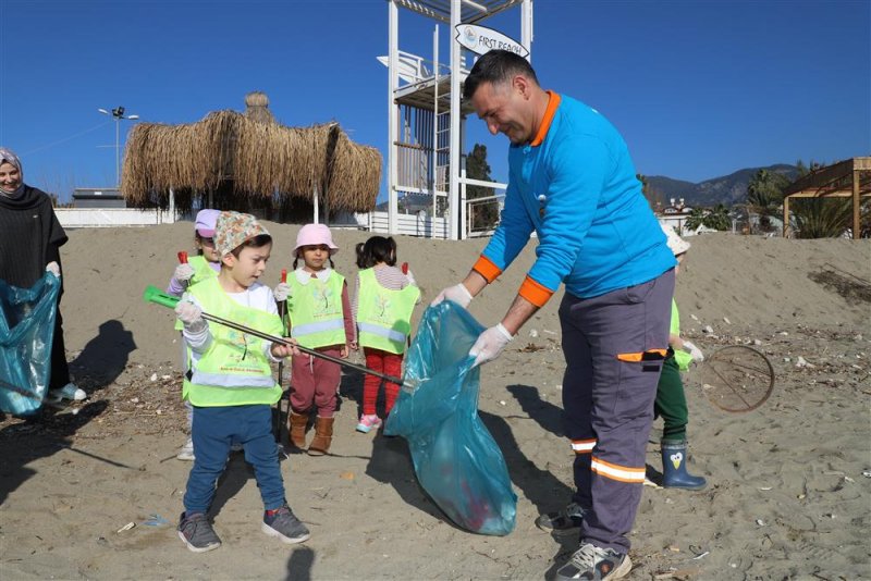 Çocuklar başkan özçelik’le sahili temizledi