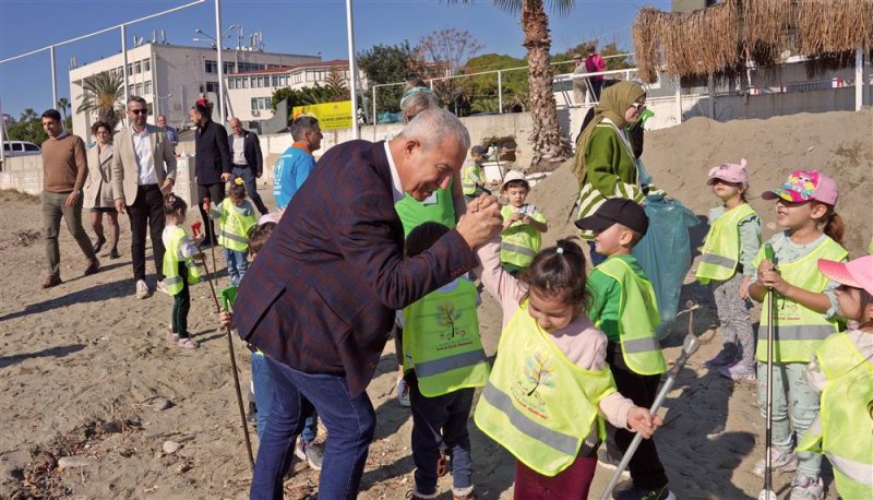 Çocuklar başkan özçelik’le sahili temizledi