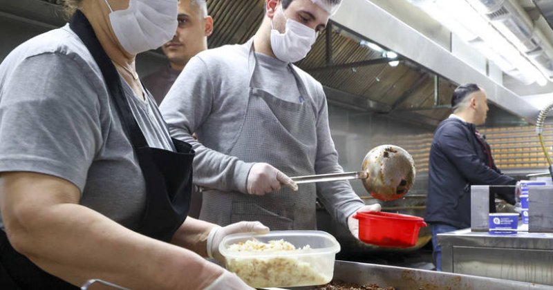 Büyükşehir Mobil Aşevi Iftarda Vatandaşın Yanında